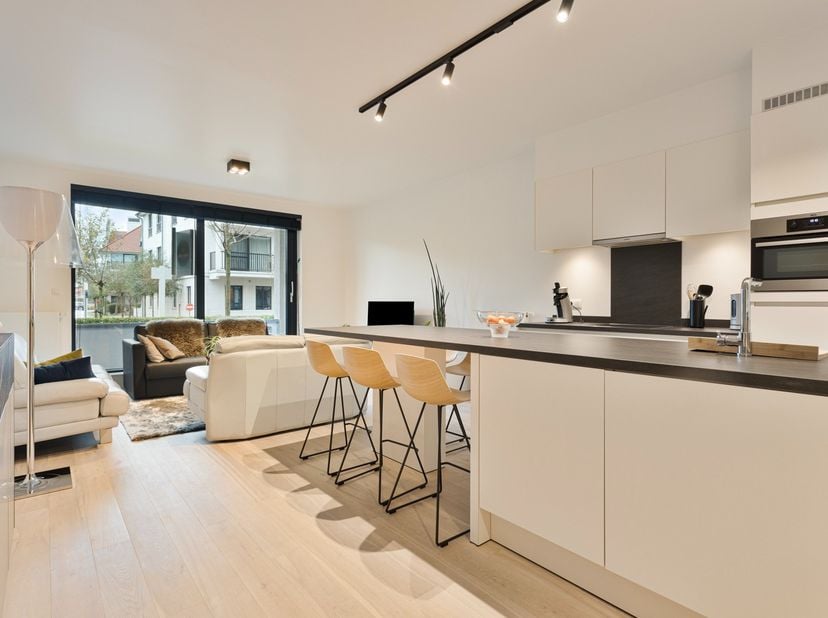 Ontdek dit prachtige 1-slaapkamerappartement gelegen langs de rustige Henry Van de Veldelaan, in het prestigieuze Duinenwater Promenade gebouw, bekend