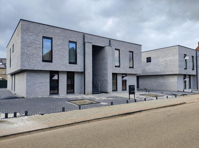 Appartement op de eerste verdieping, nabij centrum van Heusden.Omvat: Inkomhal, grote woonkamer met rechtstreekse toegang tot terras, een moderne open