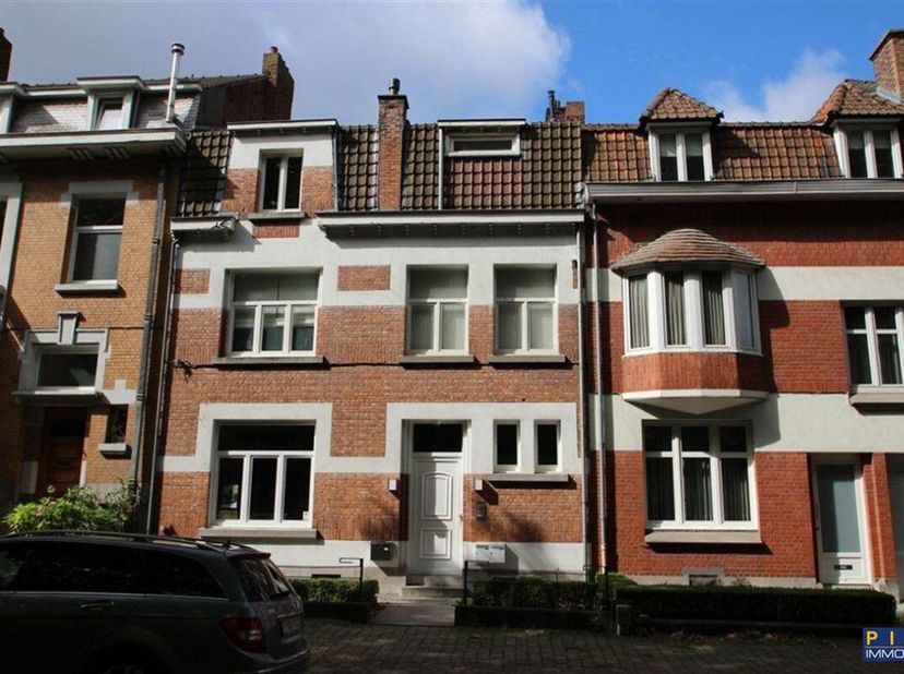 Sympathique appartement 1 chambre en duplex, agréablement situé, à proximité immédiate du centre ville, cuisine équipée, salle de bains, chauffage cen