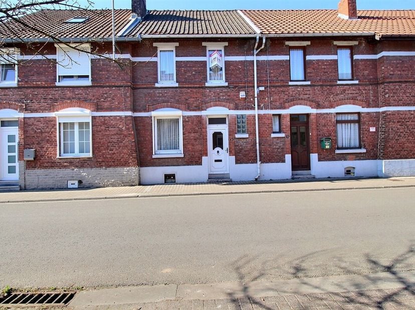Maison 2 façades à Gilly.&lt;br /&gt;
Venez découvrir cette maison, à rénover, proche des axes routiers et des commodités tout en restant dans une rue calme