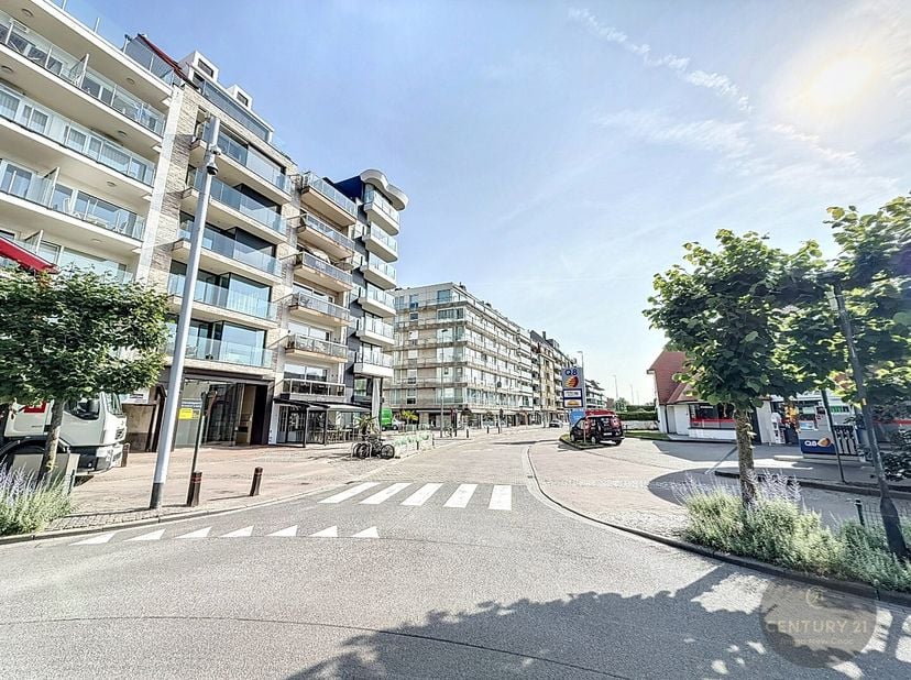 Dit appartement is gelegen op de bovenste verdieping (6) van een kleinschalige residentie &#039;Lady-Ann&#039; te Knokke-Zoute. Om de hoek van de Zeedijk, in he