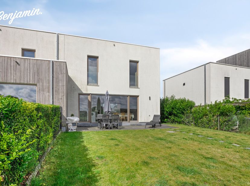 - Situation calme dans le centre d&#039;Ypres : Florastraat 9&lt;br /&gt;
- Espace de vie lumineux avec cuisine ouverte&lt;br /&gt;
- Débarras pratique&lt;br /&gt;
- Hall d&#039;