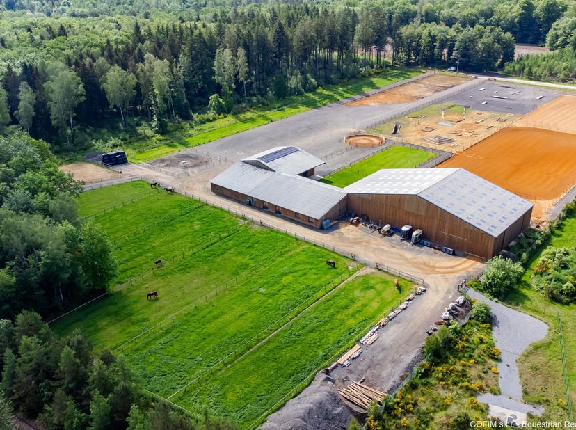 Cette infrastructure sportive mixte profite de ± 3 ha 45 a 08 ca tout en bénéficiant dun environnement privilégié.Le complexe, qui peut être qualifié