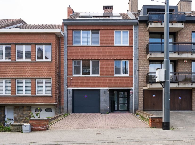 Indeling&lt;br /&gt;
Begane grond:&lt;br /&gt;
- inkomhal met vestiaire,&lt;br /&gt;
- garage,&lt;br /&gt;
- wasruimte en&lt;br /&gt;
- buitenkoer.&lt;br /&gt;
1e verdieping:&lt;br /&gt;
- gas