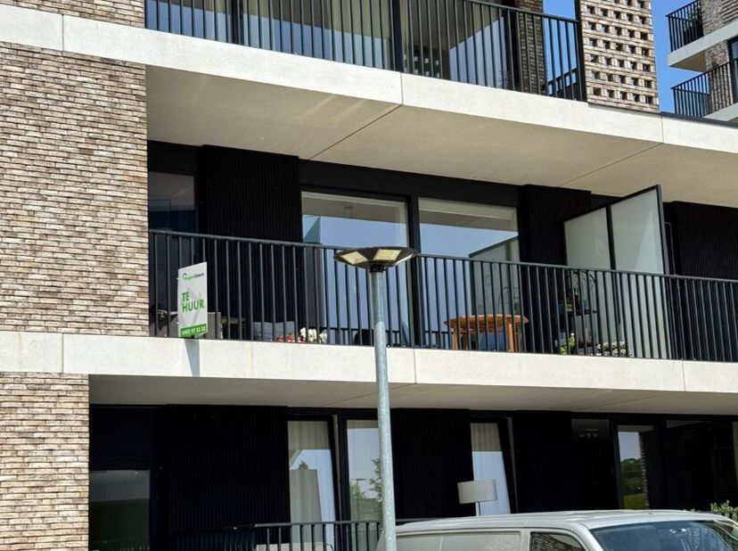 Gelegen op een toplocatie langs de mooie Vaartdijk, vind je dit recent (slechts 3 jaar oud) en energiezuinig appartement met EPC-label A. Een ideale w