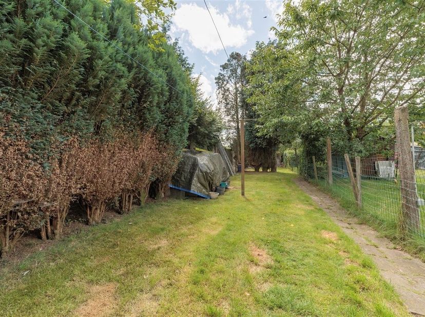 Cette maison à vendre entièrement rénovée est située dans la Plezantstraat, à quelques pas de nombreux magasins, d&#039;installations sportives et de loisi