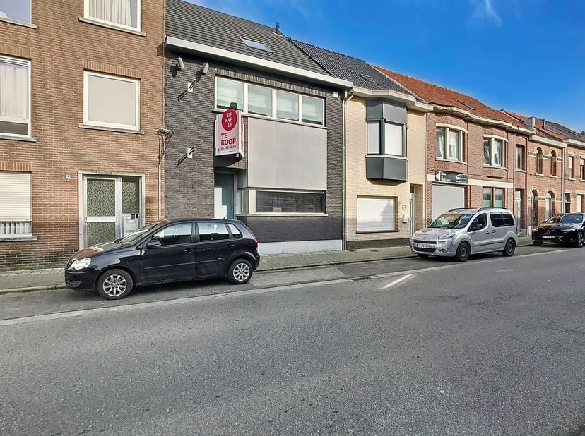 Cette maison spacieuse est proposée à la vente à Beveren et, en plus d&#039;un luxueux appartement en duplex, propose un rez-de-chaussée polyvalent.&lt;br /&gt;