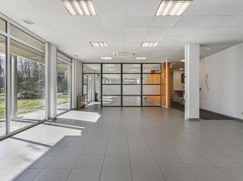 Local commercial à louer d&#039;environ 341 m² situé dans la Noordstraat à Roeselare, à 2 minutes de la Grote Markt, à proximité d&#039;autres commerces et bure
