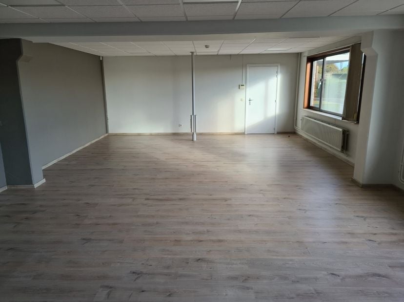 sujet:&lt;br /&gt;
2 étages de 130 m² de bureaux meublés.&lt;br /&gt;
Finitions et installations:&lt;br /&gt;
-Climatisation&lt;br /&gt;
-Sols en moquette&lt;br /&gt;
-CV&lt;br /&gt;
-Sa