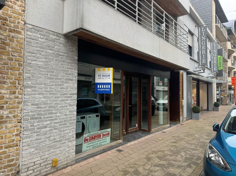 Gelegen in het hart van de bruisende winkelstraat van Veurne, vindt u dit lichtrijk handelspand terug. &lt;br /&gt;
Dit pand is uitermate geschikt voor zowe