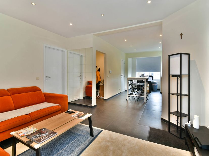 TRIOR Jette vous propose à proximité du Shopping Basilix, ce charmant appartement situé au 1er étage/2 dans une petite copropriété à faibles charges e
