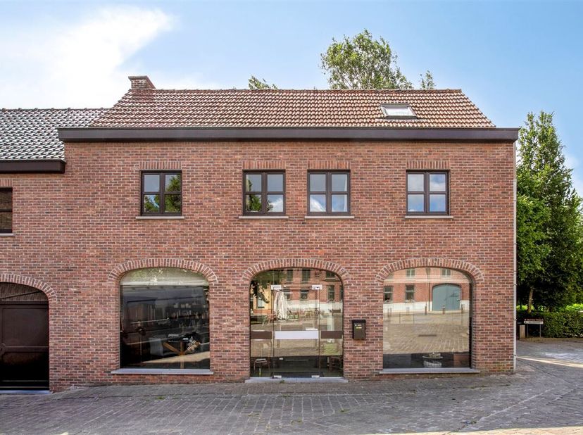 Aan het Etikhoveplein, naast het gemeentehuis, gunstig gelegen (handels)woning met mogelijkheid voor kantoor aan huis. Dit pand omvat een inkom, traph