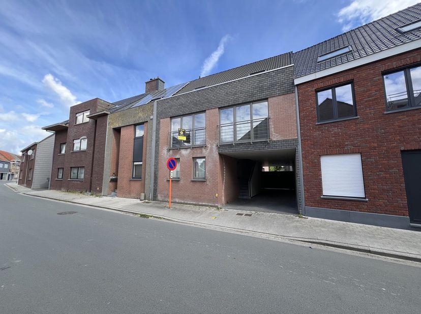 In het centrum van Ruiselede vind je dit leuke en ruime appartement. In de onmiddellijke nabijheid heb je de nodige winkels, restaurants, openbaar ver