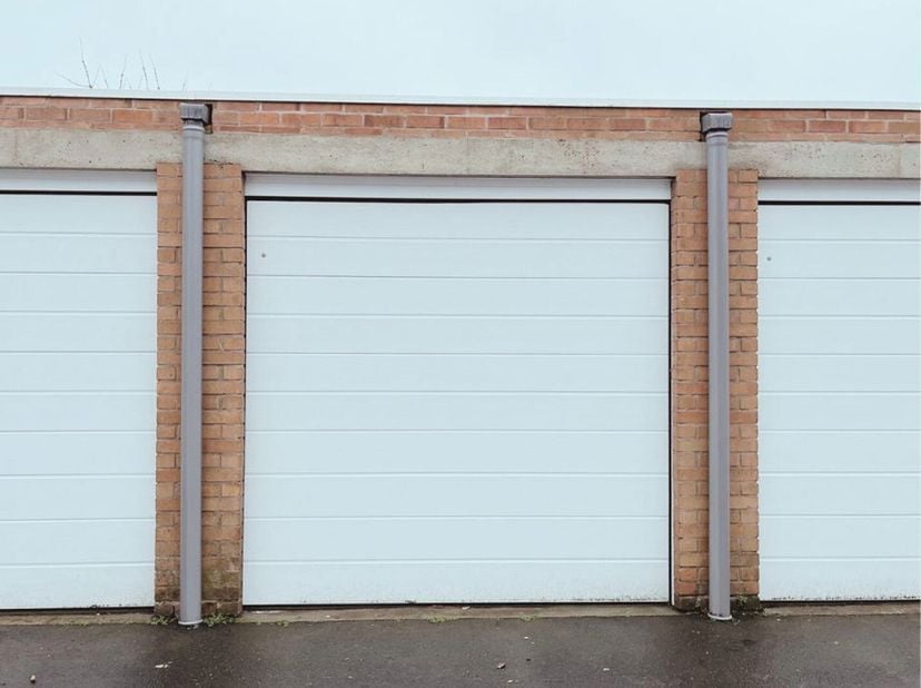 Spacieux garage hors sol à louer (largeur : 3 m, longueur 6 m)  Espace de manuvre et éclairage spacieux.  Garage avec porte sectionnelle automatique.