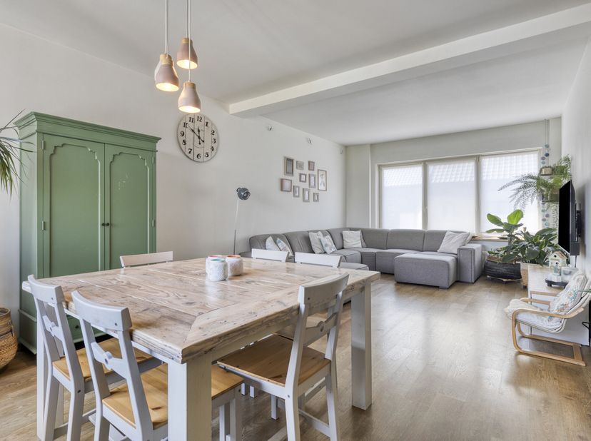 Cette maison prête à emménager et rénovée avec goût est idéalement située dans le charmant centre du village de Kruibeke, à quelques pas des commerces