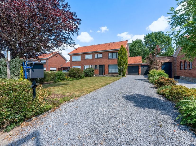 Ruime woning met 2 garages op groot perceel te koop in Gullegem!&lt;br /&gt;
Op zoek naar een woning met veel ruimte, een diepe tuin én extra garage? Dan is