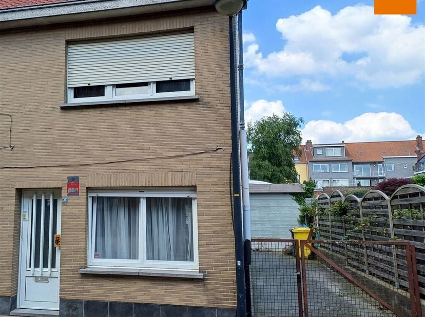 Kleine woning met 2 slaapkamers en aangename tuin.&lt;br /&gt;
Zeer goed gelegen in een rustige straat en op wandelafstand van het centrum (500 m van het Ke