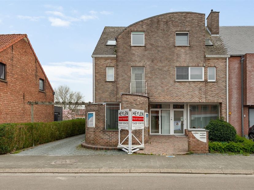 Opbrengsteigendom met commercieel gelijkvloers/handelgelijkvloers (100m²) en ingerichte studio (47m²) en twee duplex-appartementen (111m²) en (121m²)