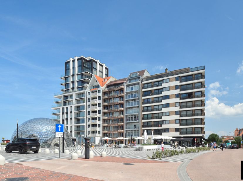 Garage box fermé, spacieux et central, situé sous l&#039;Albertplein dans le cœur commercial du Zoute sur la Zeedijk&lt;br /&gt;
Possibilité de location via une