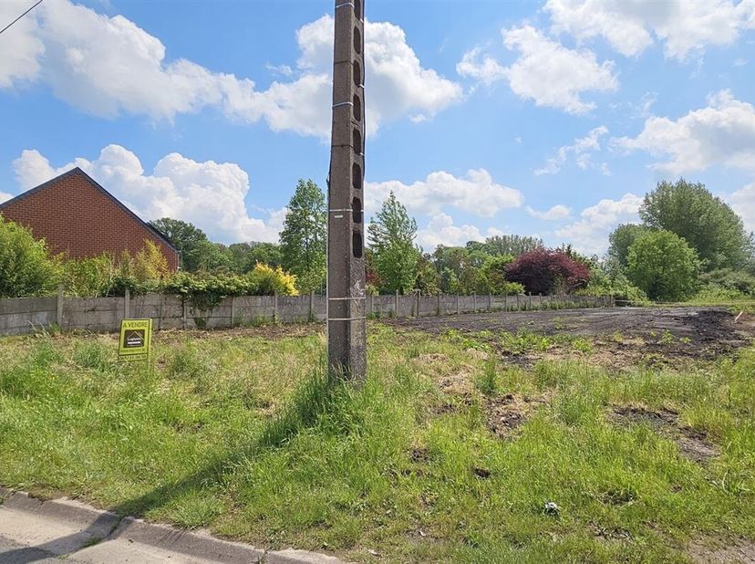 Terrain à bâtir de 938 m² avec permis de construire approuvé  Blaugies (Dour)&lt;br /&gt;
Situé dans le charmant village de Blaugies, au sein du Parc Nature