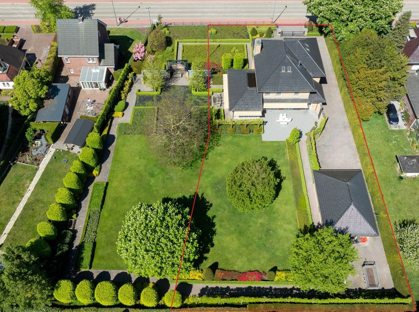 Luxueuze villa op een perceel van 1.708 m² op een centrale ligging te Hamont-Achel. De villa beschikt op het gelijkvloers over royale inkomhal met gas