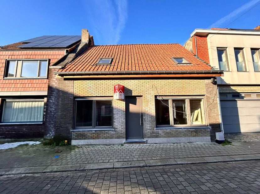 Moorsele: Woning met uitweg te koop.Troeven: nieuw daknieuwe beglazing en isolatieuitweg met staanplaatsmogelijkheid dubbele garage
