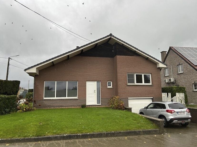 ZEER MOOI AFGEWERKTE WONING MET TUIN EN INPANDIGE GARAGE  &lt;br /&gt;
 &lt;br /&gt;
Gelijkvloers: voortuin, inkomhal met wc, ruime living op mooie nieuwe tegelvl