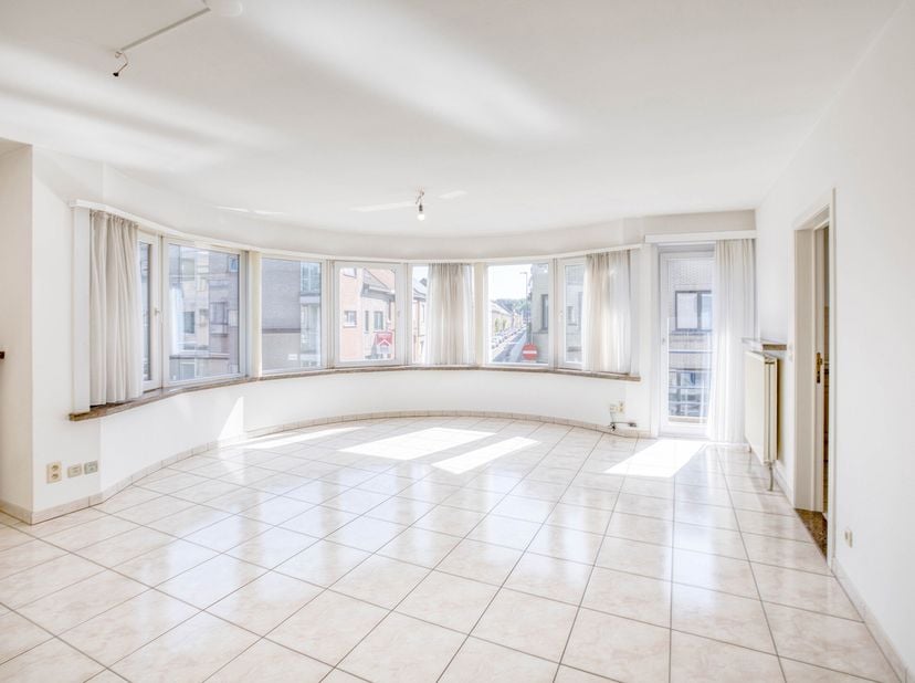 Gelegen in het centrum van Sint-Niklaas, treft u dit lichtrijk twee slaapkamer appartement op de eerste verdieping.&lt;br /&gt;
Via de lift of trap bereikt