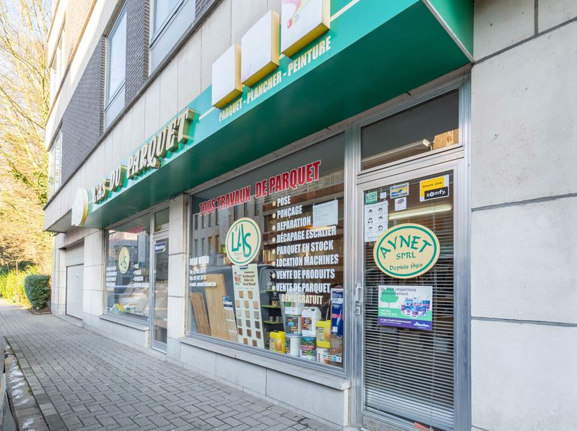 Uccle  Dans limmeuble Â Regents park Â, 2 rez-de-chaussée commerciaux de +-108 m2 au total +  1 parking, situé dans un quartier recherché et sur la tr