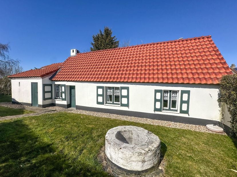 Maison de pêcheur rénovée au bord du canal. L&#039;intérieur authentique a été rénové avec soin. La maison se comprend : entrée, WC, séjour avec poêle à bo