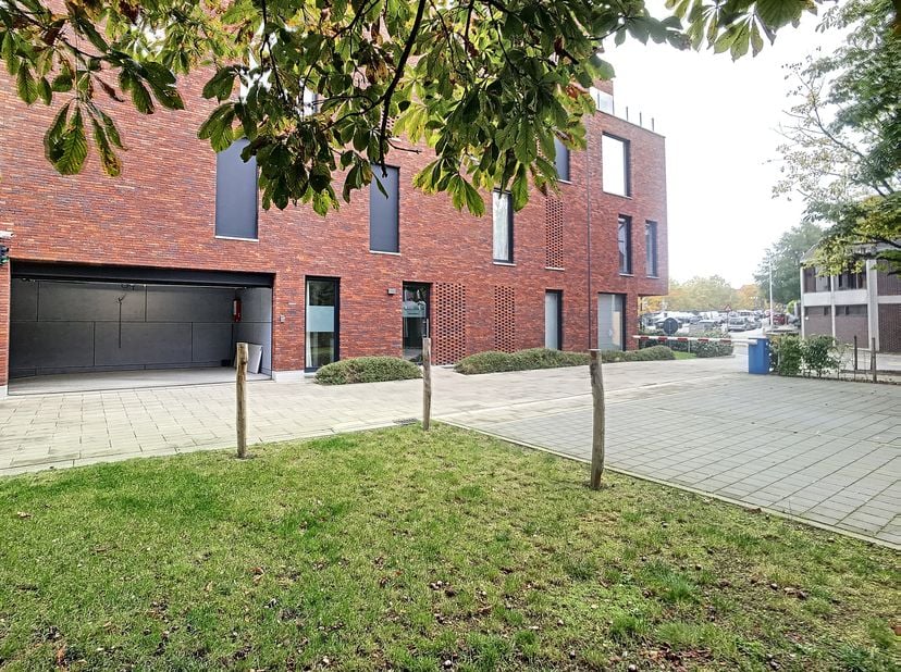 Ce parking est situé dans le cadre du nouveau projet de construction «@Fluvium Legia». &lt;br /&gt;
Pour seulement 115,00 euros par mois, vous n&#039;avez plus b
