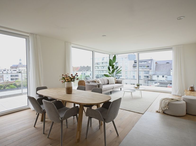 Au 4ème étage de la résidence Leiesluis, vous trouverez cet appartement neuf magnifiquement situé avec 2 chambres et une grande terrasse ensoleillée.&lt;