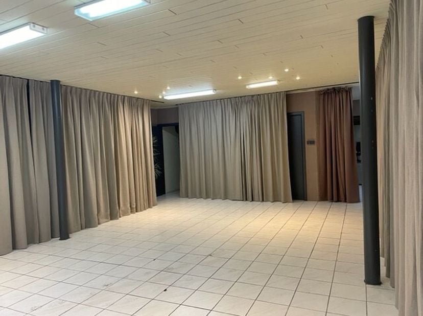 Deze ruimte is indien gewenst onmiddellijk beschikbaar en geschikt voor verschillende doeleinden.&lt;br /&gt;
Opp. zaal =  70 m²&lt;br /&gt;
Opp. 2 aparte lokalen