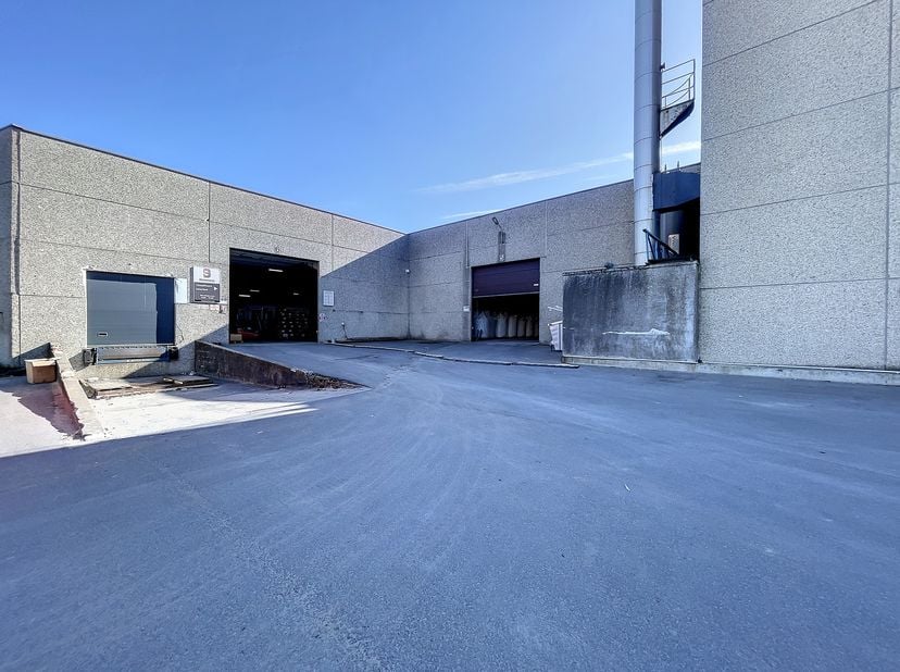 Het magazijn beschikt over een commerciële ligging met vlotte verbinding naar op- en afrit van Waregem.&lt;br /&gt;
&lt;br /&gt;
Specificaties: &lt;br /&gt;
- Sectional