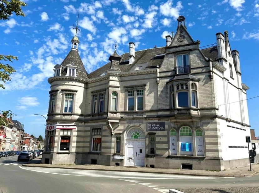 A louer, immeuble commercial polyvalent avec appartement à un emplacement unique à Ronse&lt;br /&gt;
&lt;br /&gt;
Découvrez ce bien multifonctionnel exceptionnel