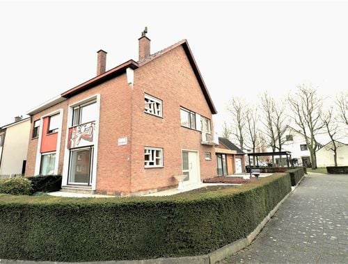                                         Eengezinswoning te koop in Kortrijk, € 318.000
