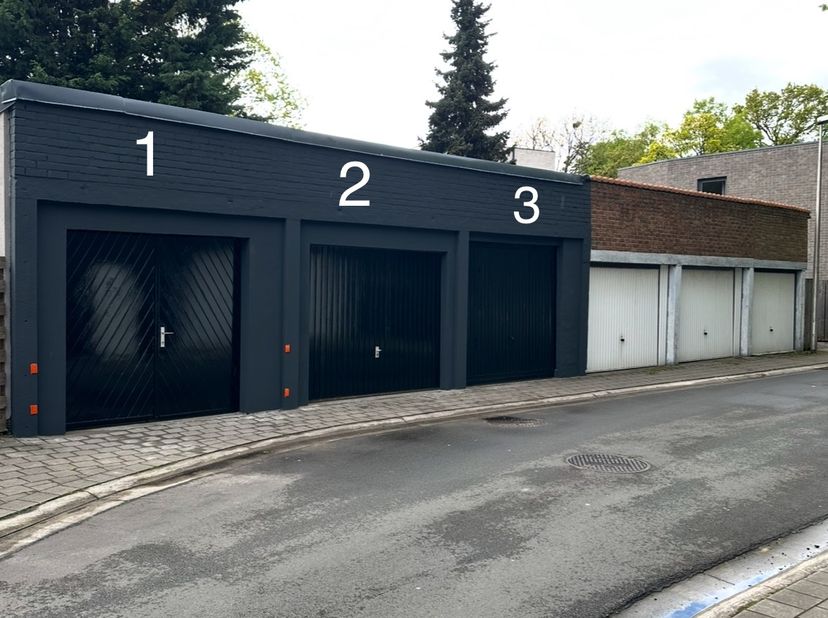 Gerenoveerde Garage te koop &lt;br /&gt;
Nieuw dak met isolatie &lt;br /&gt;
Binnen en buiten bepleistering &lt;br /&gt;
Top ligging , op 500 meter van het Centrum ZELZ