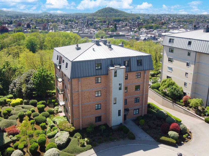 (St Charles) : Superbe appartement récent avec garage dans un immeuble de standing avec finitions de grande qualité. Hall (placard) avec wc séparé, gr