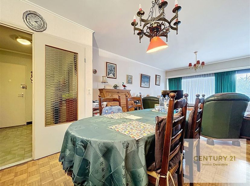 A proximité du shopping, cet appartement vous séduira par sa superficie et ses 2 terrasses (est et ouest). Il comporte ; hall d&#039;entrée, séjour avec pa