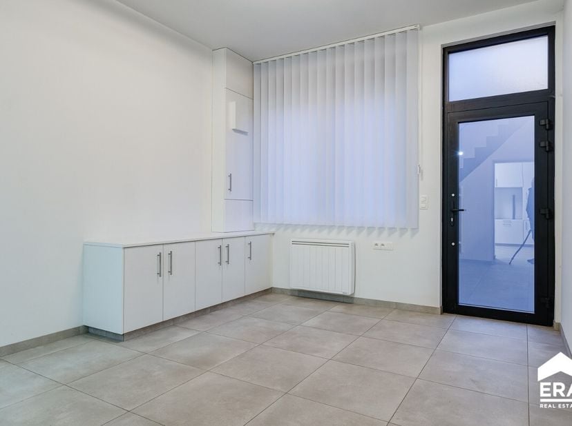 Deze prachtig afgewerkte woning met 2 slaapkamers is gelegen op een boogscheut van het centrum van Hasselt op een perceel van 2a 60ca.Voor meer inform