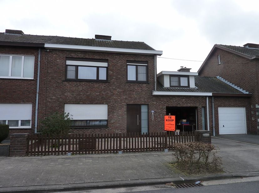INSTAPKLARE WONING     &lt;br /&gt;
 &lt;br /&gt;
 &lt;br /&gt;
Waterdichte kelder, living, keuken, garage, badkamer.  &lt;br /&gt;
Verdieping: linnenkamer, 4 slaapkamers.  &lt;