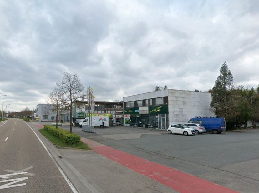 Bedrijfsgebouw te koop met ideale ligging op de Brusselsesteenweg in Zemst. Dit veelzijdige pand biedt verschillende mogelijkheden voor zowel showroom