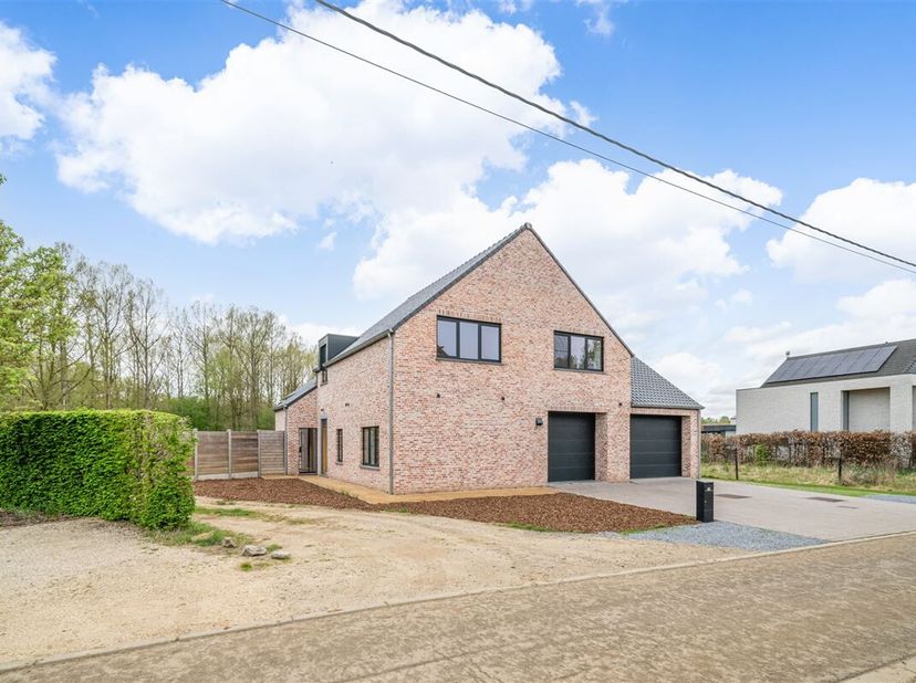 Welkom in deze prachtige woning gelegen in het rustieke Kortrijk-Dutsel op het einde van een doodlopende straat. Met zijn royale woonoppervlakte van 3