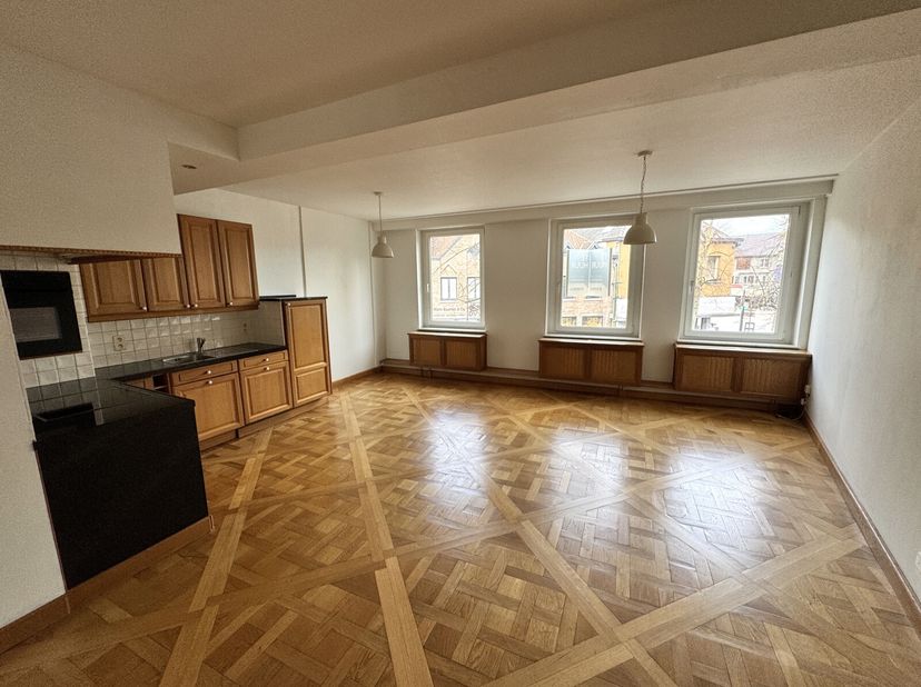 Appartement met 2 slaapkamers.&lt;br /&gt;
Gelegen pal in het centrum van Bree, in de directe omgeving van alle nodige voorzieningen.&lt;br /&gt;
Het appartement