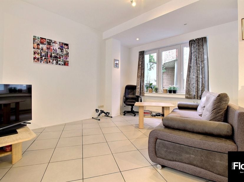 FLOW Real Property biedt u dit aantrekkelijke appartement met 2 slaapkamers aan, gelegen op het gelijkvloers van een goed onderhouden en beheerd gebou
