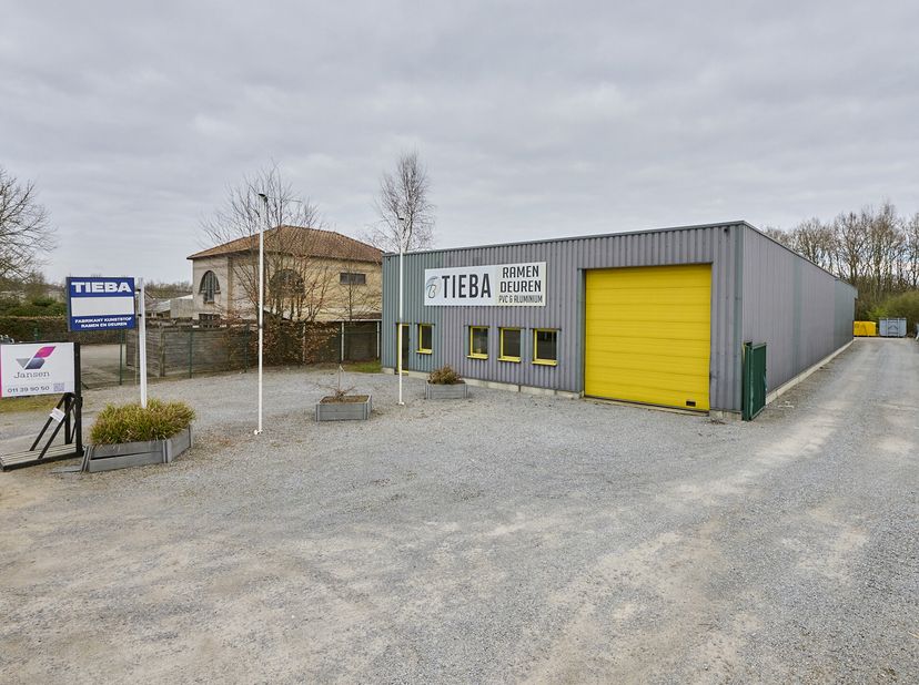 TE HUUR Zonhoven: Bedrijfsgebouw van +/- 390m² incl. kantoor gelegen aan de Industrieweg-Zuid 1326 op een perceel van 2300m².&lt;br /&gt;
Kenmerken:&lt;br /&gt;
-