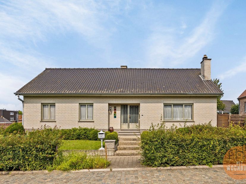 Deze zeer ruime, landelijke woning is gelegen op een mooi perceel van +- 9 are 25 ca met een straatbreedte van +-45 meter.&lt;br /&gt;
De woning omvat op he