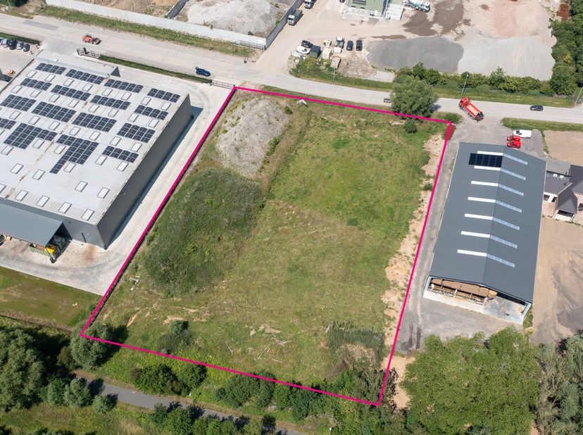 Te koop: KMO-grond van maar liefst 6.658 m², strategisch gelegen op slechts 2,5 km van de Stationsstraat (N36) en de Oudenaardebaan (N8). Het perceel