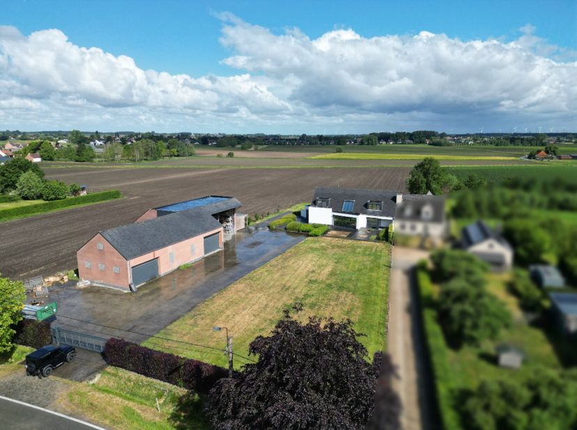Veel ruimte, veel mogelijkheden: villa met loods in het groen&lt;br /&gt;
&lt;br /&gt;
Deze goed gelegen villa biedt meer dan alleen een ruime woning: wie op zoek