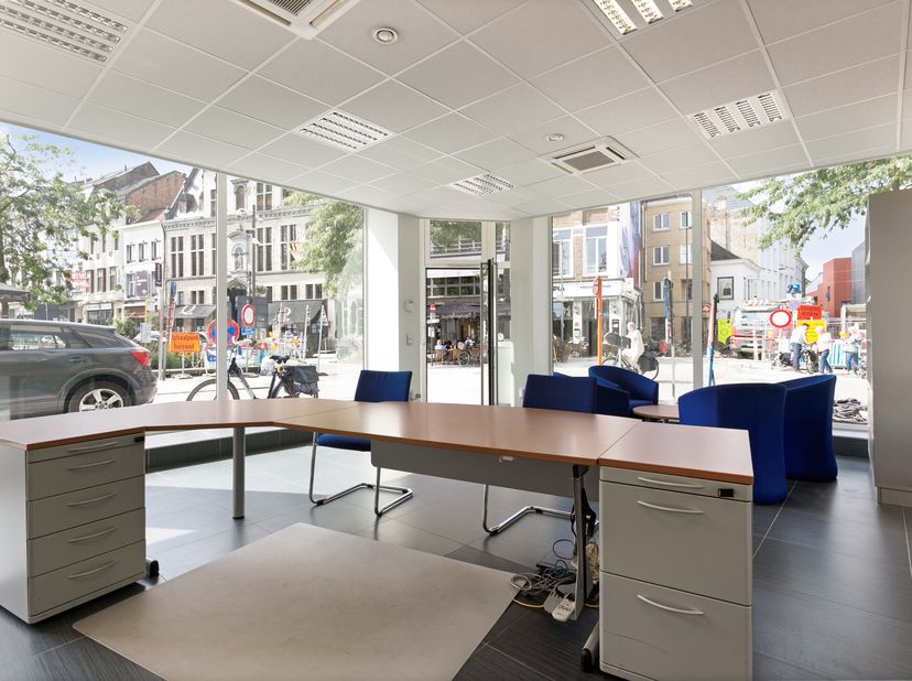 L&#039;espace commercial à vendre à Malines fait partie d&#039;un bel immeuble avec la subdivision suivante:&lt;br /&gt;
Rez-de-chaussée:&lt;br /&gt;
- Entrée&lt;br /&gt;
- Espac